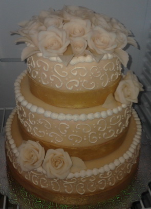 Трехъярусный кремовый свадебный торт с розами